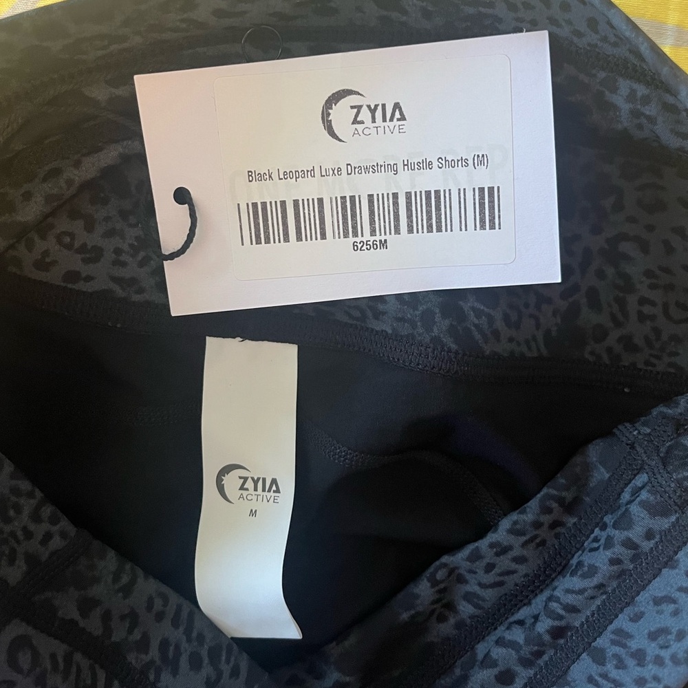 🖤 𝐙𝐘𝐈𝐀 NWT 𝐁𝐥𝐚𝐜𝐤 𝐋𝐞𝐨𝐩𝐚𝐫𝐝 𝐏𝐨𝐜𝐤𝐞𝐭 𝐃𝐫𝐚𝐰𝐬𝐭𝐫𝐢𝐧𝐠 𝐋𝐮𝐱𝐞 𝐇𝐮𝐬𝐭𝐥𝐞 𝐒𝐡𝐨𝐫𝐭𝐬 - 𝟐 - Picture 6 of 8